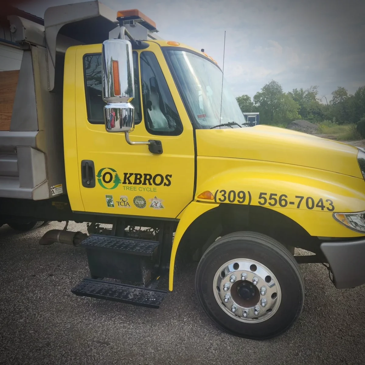 Oak Bros International dump truck wrap by Chicago Fleet Wraps