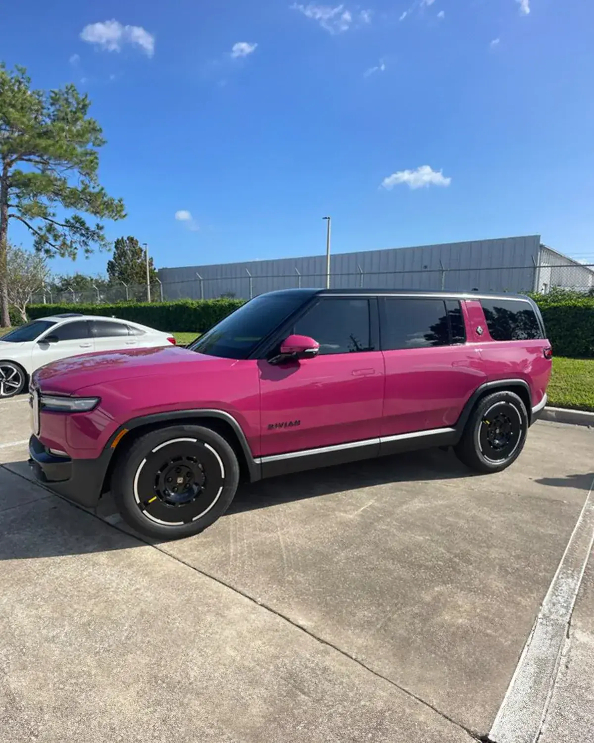Rivian R1S Pink