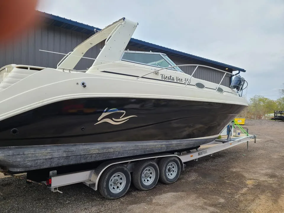 Fiesta Vee 320 · Boat — Chicago Fleet Wraps